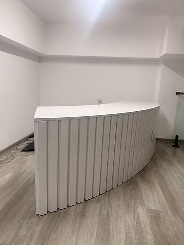 reception stolu satilir: Ağ rəngli resepsiyon/qarşılama masasısı - Dizayn: Ön hissəsi zolaqlı — 2