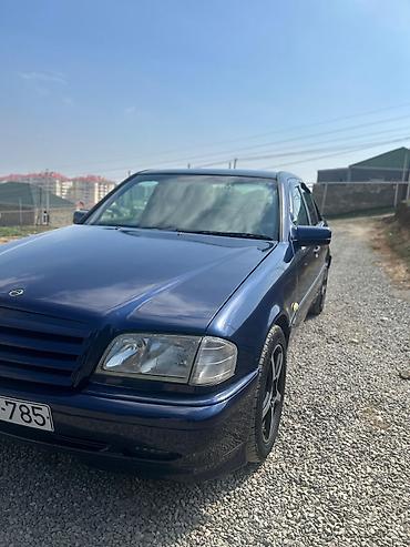 lider tekerler: Mavi rəngli sedan avtomobil Xüsusiyyətlər: - Kuzov: 4 qapılı sedan — 4