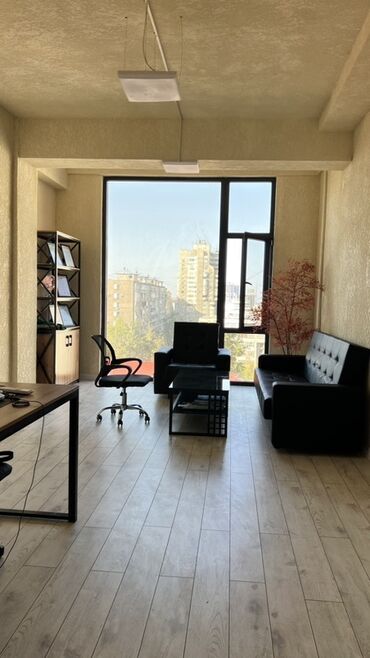 Офисы: Сдаю Офис, 26 м², В бизнес центре, 1 линия