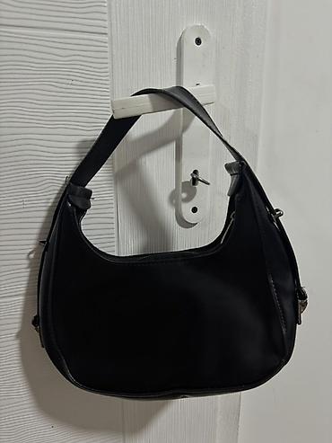 waikiki kucne papuce: Crna ženska torbica modernog, minimalističkog dizajna. Model je — 2