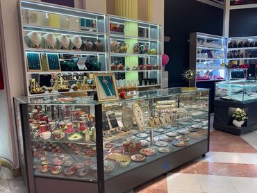Mağazalar: Sahil metrosuna 3 dəqiqəlik məsafədə Tarqovuda yerləşən Xəqani ticarət — 2