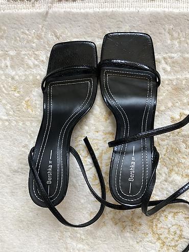 Босоножки, сандалии, шлепанцы: Bershka qadın sandaleti - Rəng: qara, laklı effekt - Model: nazik — 1