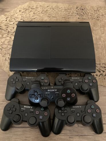 Beş ədəd kontrollerlə birlikdə "Sony PlayStation 3" konsolu. Çox
