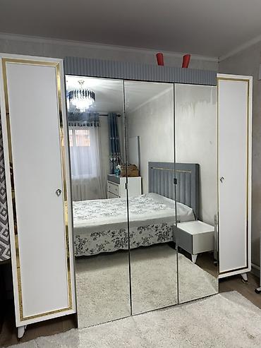 пуфики фото: Спальный гарнитур, Б/у, Двуспальная кровать, Комод, Тумба — 2