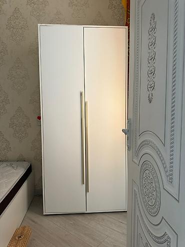 Minimalist dizaynda iki qapılı paltar şkafı - Rəng: ağ, mat səth -