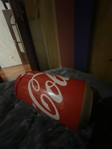 Coca-Cola bankası formasında qırmızı rəngli, yumşaq doldurulmuş