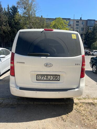 Boşqablar: Bu, ağ rəngli, 2011-ci il buraxılışlı Hyundai H-1 minivenidir