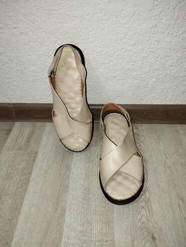 обувь ортопедическая: Босоножки, сандалии в отличном состоянии. Натуральная кожа, мягкие