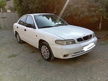 Daewoo: Daewoo Nubira sedan - Kuzov: 4 qapılı sedan, ağ rəng - Ban dizaynı — 5