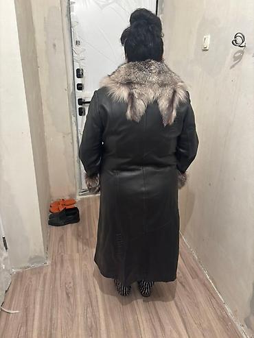 черный кожаный плащ: Длинное кожаное пальто с натуральным мехом - Материал верха: гладкая — 3