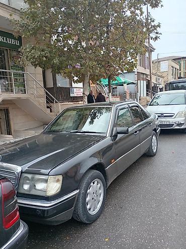 hyundai 2002 accent: Mercedes-Benz E 200: 2 l | 1990 il Sedan — 2