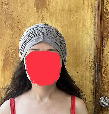 turban: Boz rəngdə büzməli türban, turban modadan alınıb, qiymət etiketdən də — 1
