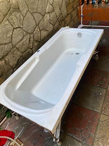 hamam kalonkası: Akril vanna – düzbucaqlı forma, ağ rəng. Xüsusiyyətlər: - Ölçü — 1