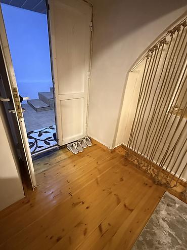 Otaqların günlük kirayəsi: Kirayə verilir: geniş və rahat mansard tipli otaq Xüsusiyyətlər: - — 10