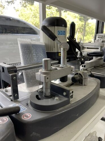 Mebel və taxta dəzgahları: Çox başlıqlı qazma maşını, taxta və digər materiallarda dəqiq və təmiz