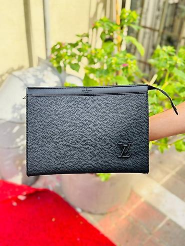 pari: Мужской клатч/папка Louis Vuitton, модель в минималистичном стиле. - — 1