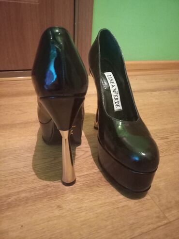 продам женскую обувь: Туфли Размер: 38, цвет - Черный