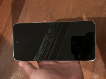 Другие мобильные телефоны: Смартфон с плоскими гранями и разъёмом USB‑C. На нижнем торце: решётка — 7