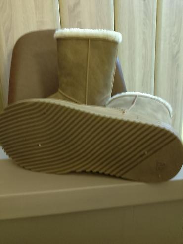 ugg cizme type 1: Cizme,bez boja,sa krznom. Veličina 39.Koriscene,ali bez ostecena.Cena — 5