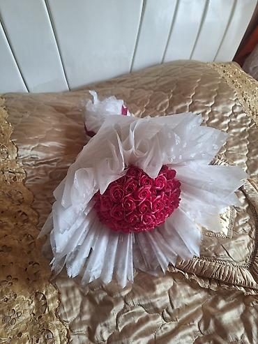pardalar: Məxməri qırmızı-çəhrayı qızılgüllərdən hazırlanmış böyük buket. - — 6