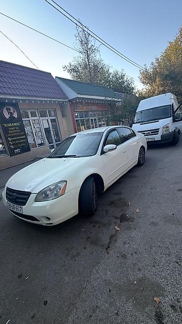 Digər avtomobillər: Ağ rəngdə sedan, 5 yerlik, ön‑çuvaldız LED faralar və duman faraları — 1