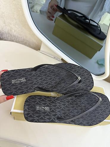 Босоножки, сандалии, шлепанцы: Michael Kors Jinx Flip Flop – uniseks şip-şip - Brend: Michael Kors - — 1