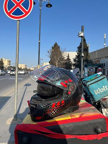 moto kuryer: Motodartçılar üçün tam üzlü kaska – karbon lif dizaynı real alıcıya — 1