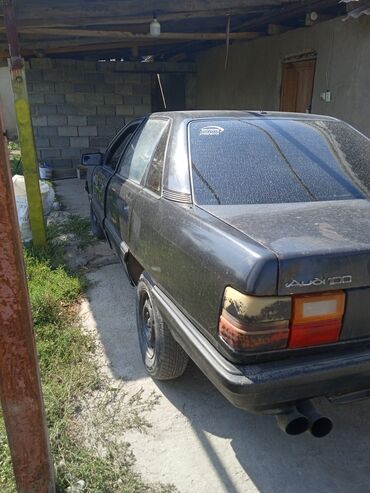 радиаторы охлаждения: Автомобиль Audi 100 в кузове седан, выполненный в черном цвете. Модель