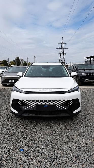 Электромобиль BEIJING (BAIC) – современный кроссовер белого цвета