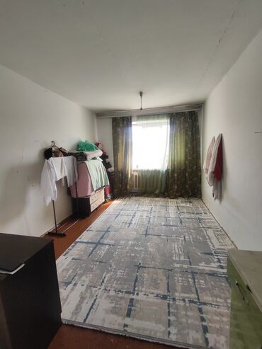 стол для растяжки спины: 1 комната, 18 м², Общежитие и гостиничного типа, 5 этаж, Старый ремонт