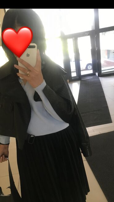 Костюмы: Весь образ 
Кожаный костюм юбка черные и кофта джемпер