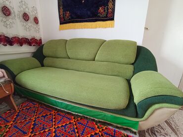 парты на двоих с ящиками: Мягкий диван и кресло с обивкой из светло-зеленой ткани. Диван