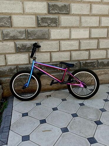 бензиновый велосипед: BMX в хорошем состоянии с тормозами в бензиновом цвете.Пеги в