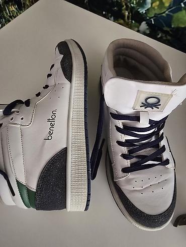 Krossovkalar: Məhsul: Krossovkalar (iki fərqli model) 1) Açar detallar – ağ/rəngli — 10