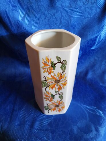Stare vaze i dekor: Vaza nova Zajecar porcelan 70te. Visina. 17,5cm — 3