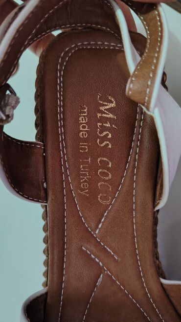 женские сандали adidas adilette: Размер: 39, цвет - Белый, Б/у