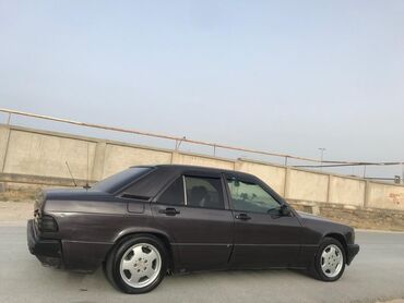 mersedes yan guzguler: Mercedes-Benz 190: 1.8 l | 1991 il Sedan