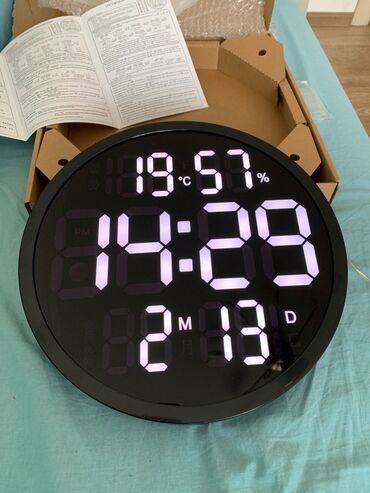 Бытовая техника: Большие настенные часы, показывающие температуру и влажность