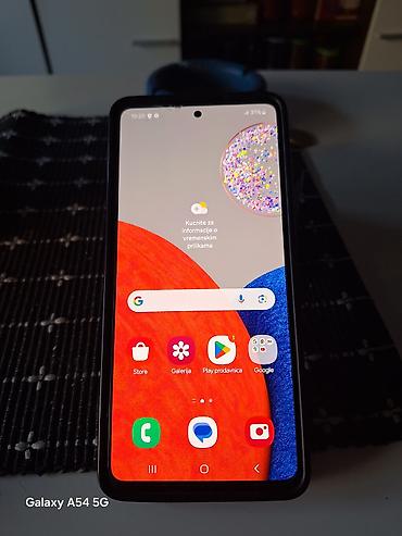 Samsung Galaxy A52 5G - 6.4" Super AMOLED ekran sa centralnim