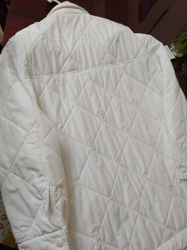 Демисезонные куртки: Продаю шикарную белоснежную курточку, производство Италия,размер — 9