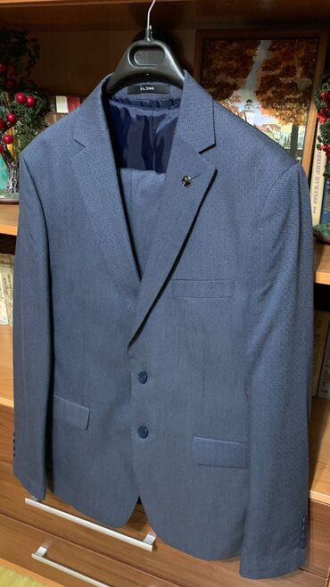 синий мужской костюм на свадьбу: Продаю костюм мужской тройка. Почти новый, один раз одевал на свадьбу