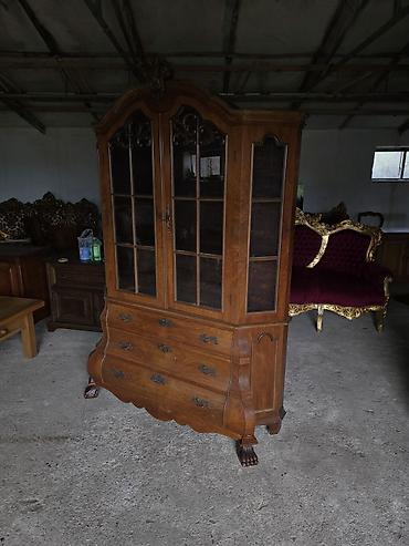 Stilske vitrine: Vitrina/komoda od punog drveta sa vitraž staklom i bogatim — 4