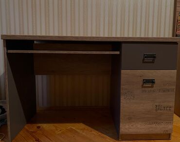 писменный стол: Kompüter masası, İşlənmiş, Açılmayan, MDF, Kvadrat masa