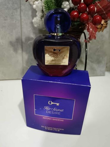 Parfemi: Crna bočica parfema Versace Crystal Noir sa fasetiranim čepom u obliku — 16