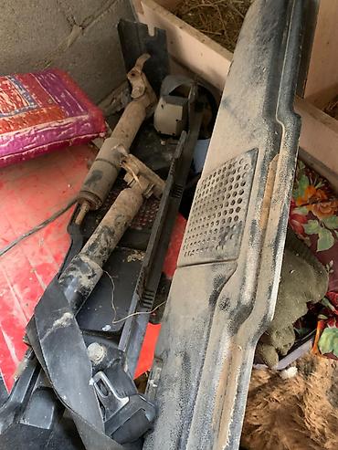 Передние фары: Предлагаются различные автомобильные запчасти, включающие задние — 2