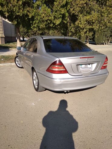 Mercedes-Benz: Mercedes-Benz 240: 2.4 l | 2005 il Sedan