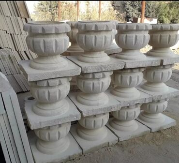 Bitkilər üçün dibçəklər: Ağ rəngli, daşdan hazırlanmış dekorativ güldan, bağlar, parklar və ya — 28