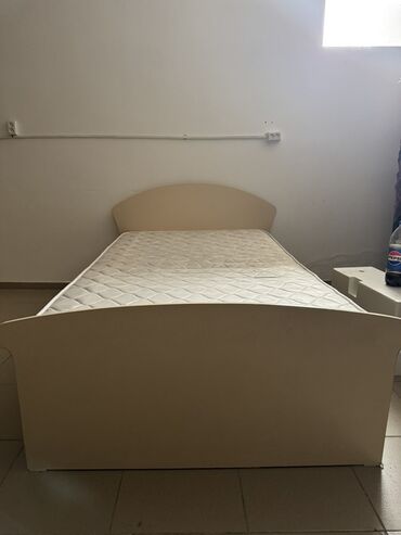 овальная кровать: 2х и односпальные кровати выполнена в светлом оттенке и имеет матрас с