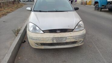 Ford: Model: Ford Focus sedan (1-ci nəsil), gümüşü rəngdə kuzov, sağ tərəfdə — 6