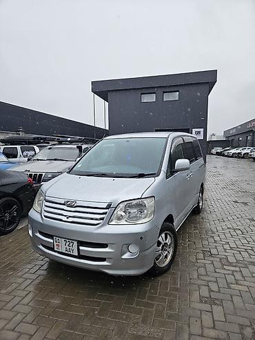 Toyota: Toyota Noah: 2003 г., 2 л, Автомат, Бензин, Минивэн — 1